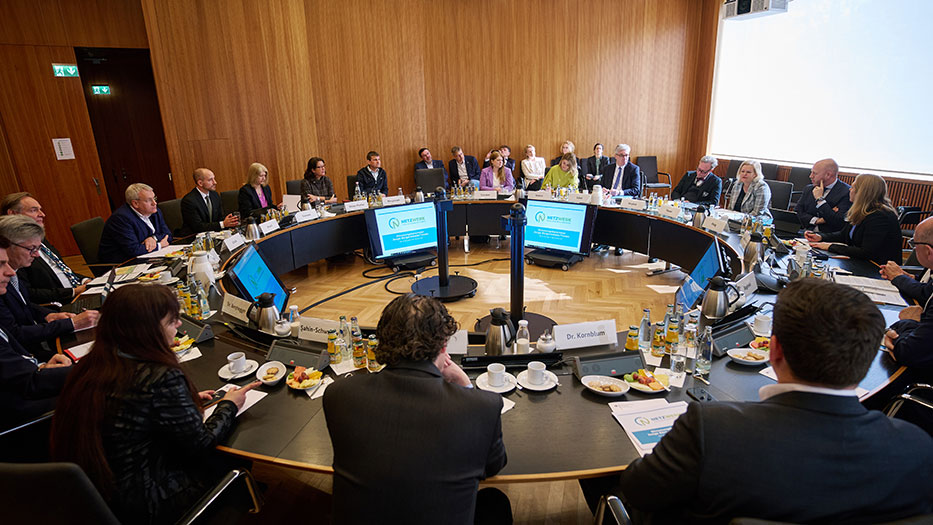 Bundesinnenministerin Nancy Faeser am runden Tisch mit Vertreterinnen und Vertretern der Kommunalpolitik.