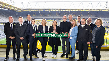 Bundesinnenministerin Faeser beim Gruppenfoto im Signal Iduna Park in Dortmund.