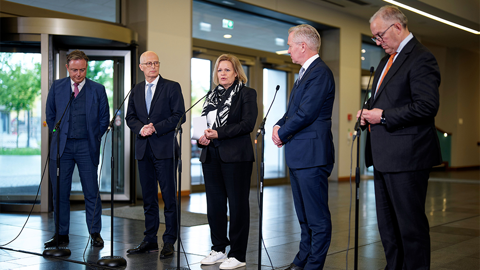Innenministerin Nancy Faeser, der niederländische Migrationsminister Eric van den Burg und die Bürgermeister der Hafenstädte Antwerpen, Hamburg und Rotterdam.