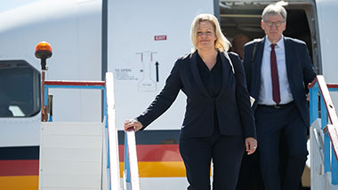 Bundesinnenministerin Nancy Faeser auf der Treppe eines Flugzeuges in Bulgarien.